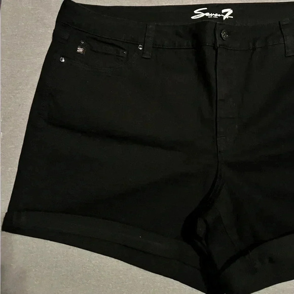 NWT Seven 7 weekend shorts rolled cuffs comfort stretch material size 22W black - Picture 2 of 5